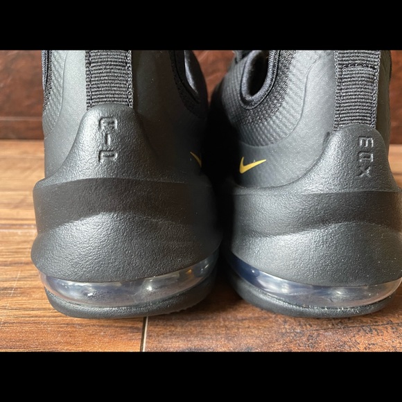Women’s Nike Air Max - Picture 2 of 3